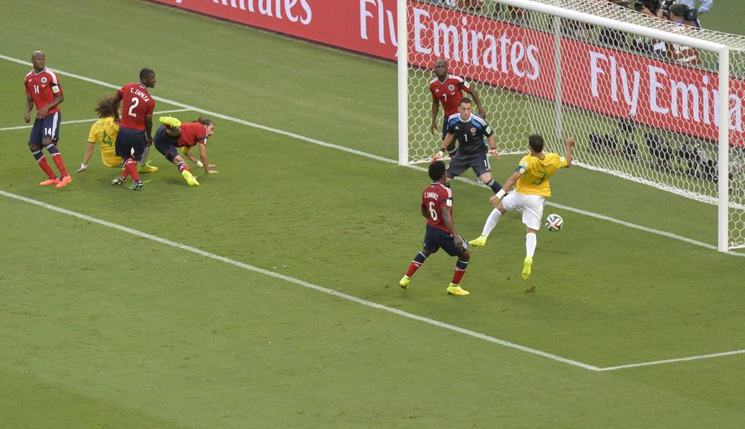 Il Brasile sblocca il risultato con il gol di Thiago Silva al 7&#39; del primo tempo. Afp